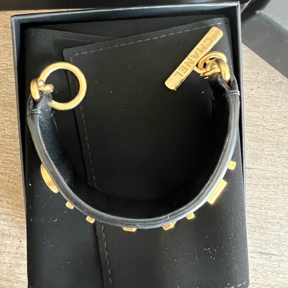 authentic Chanel leather strap bracelet - Picture 7 of 10